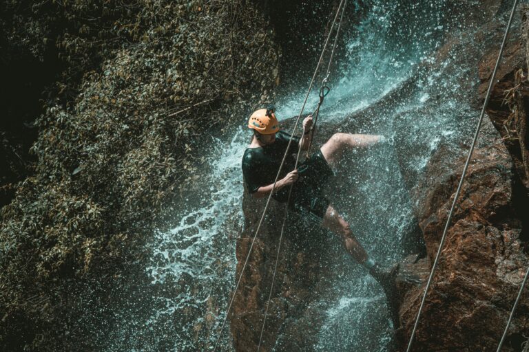 Découverte du canyoning : initiation, techniques et bienfaits pour les aventuriers